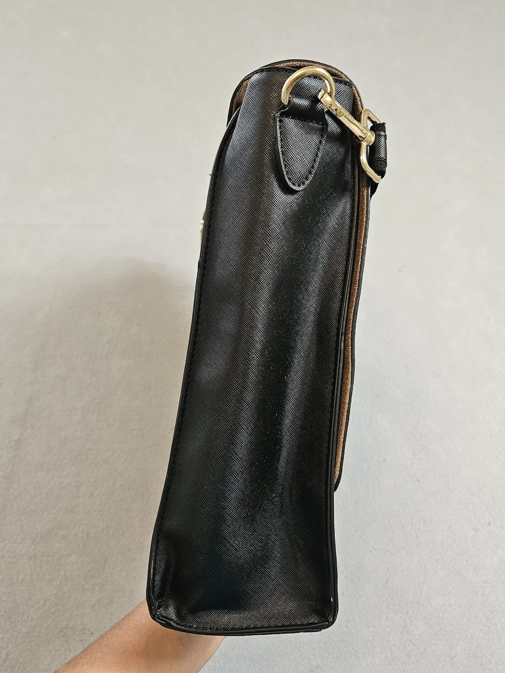 EaseGave Saffiano Leather 15.6